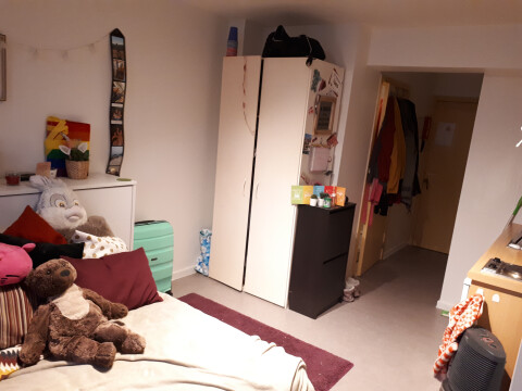 deel v.d. meubels te zien zijn niet inbegrepen (eventueel wel over te nemen)