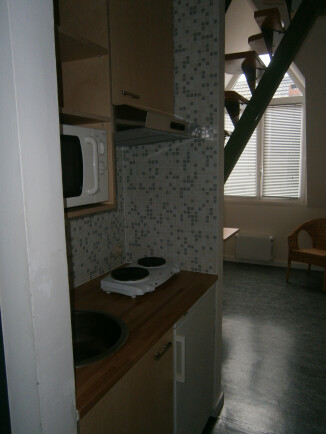 inkom met kitchenette en leefruimte