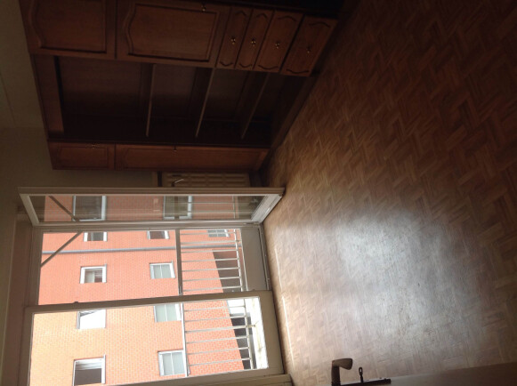 eerste kamer: aanwezig :  éénpersoonsbed + bureeltafel (kamer met terras)