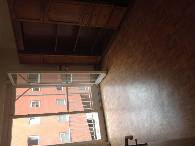 eerste kamer: aanwezig :  éénpersoonsbed + bureeltafel (kamer met terras)