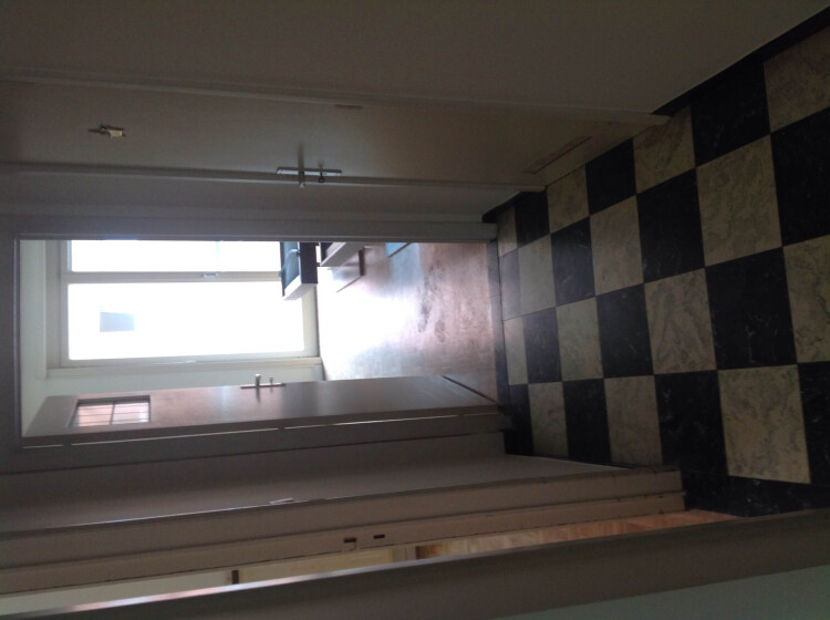 private gang tussen de twee kamers en de badkamer