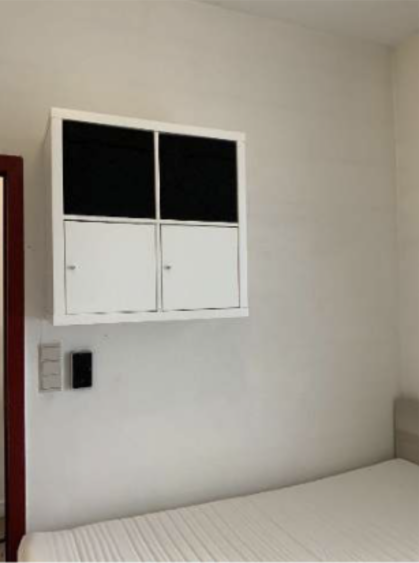 Hangkastje boven bed. 