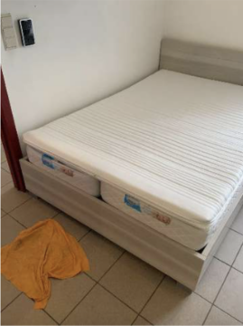 Bed 140 cm, met 2 enkele matrassen en topmatras. 