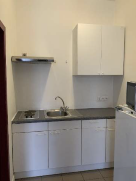 Kookplaten, dampkap en afwasbak, dubbel stopkontakt en USB-lader in de muur.
